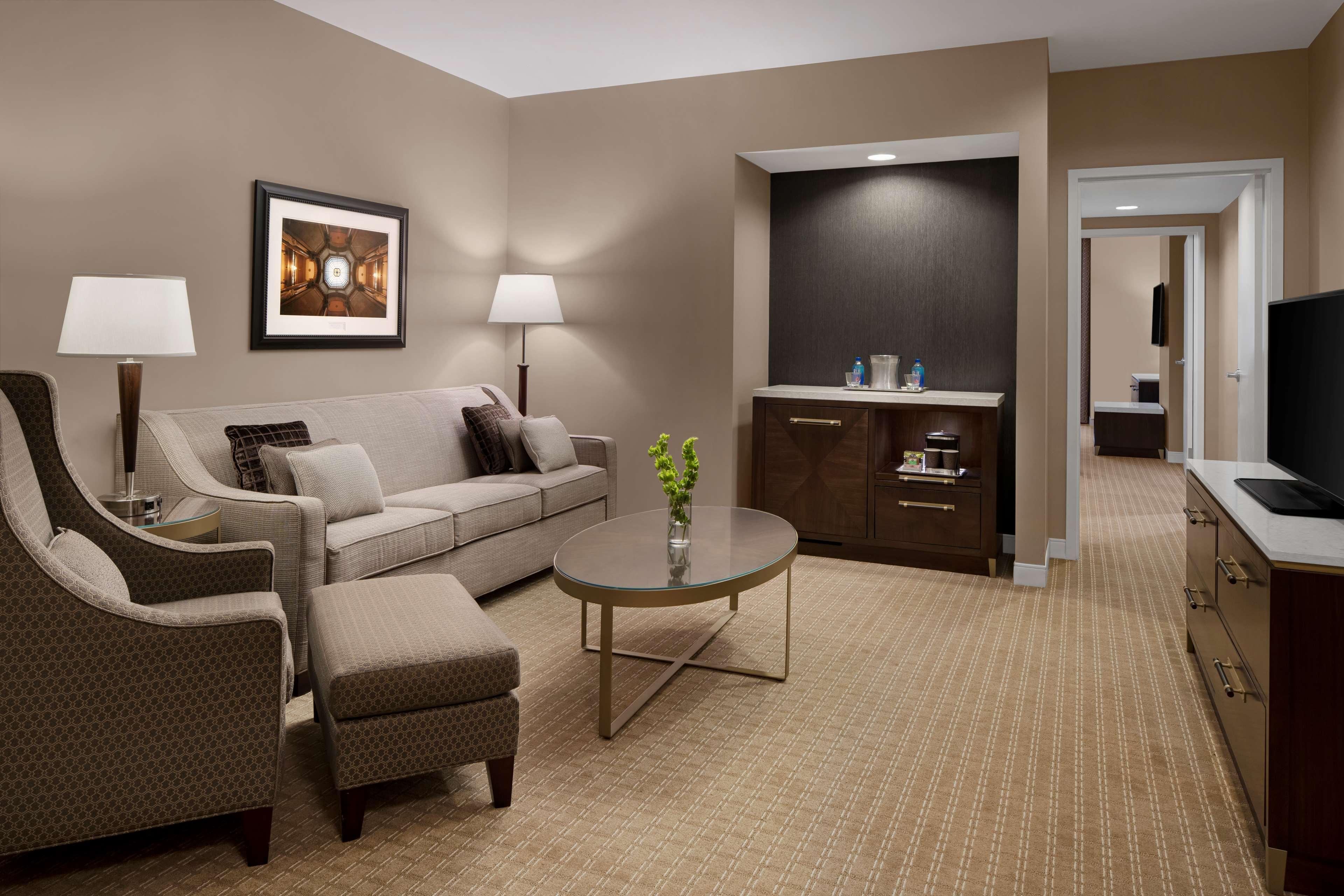 Hilton Indianapolis Hotel & Suites Экстерьер фото