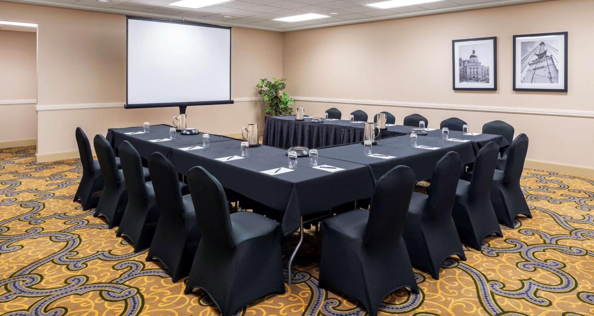 Hilton Indianapolis Hotel & Suites Экстерьер фото